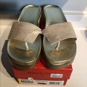Donald J Pliner FIFI Gold Cricket Sandals Size 9